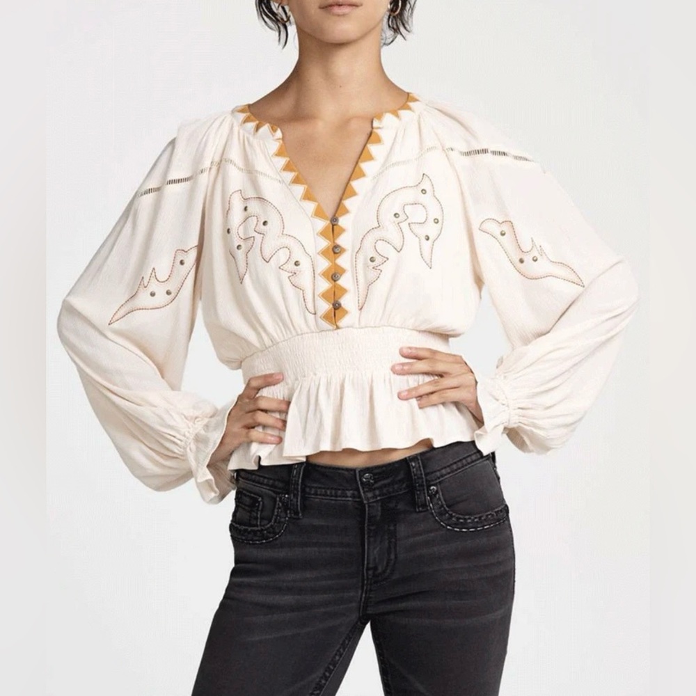 Stylish Miss Me blouse with western accents. Perfect for the NFR!